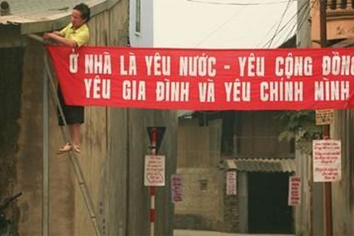 Người viết khẩu hiệu tuyên truyền phòng, chống dịch Covid-19 ở Điện Biên