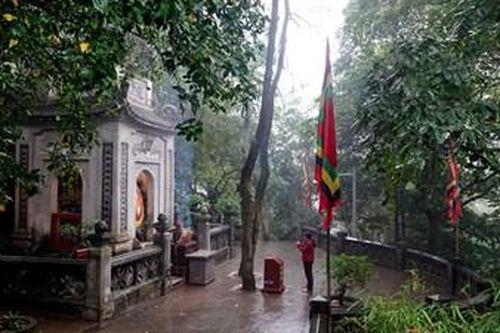 Dâng hương tưởng niệm các vua Hùng