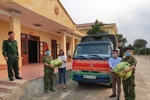 Cán bộ Đoàn tặng người cách ly cả tấn rau