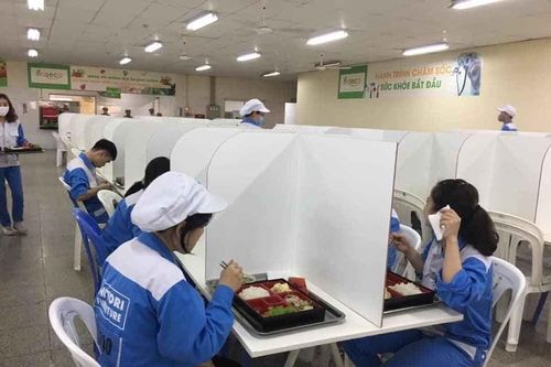 Nhiều doanh nghiệp lắp 'vách ngăn' ở nhà ăn phòng COVID-19