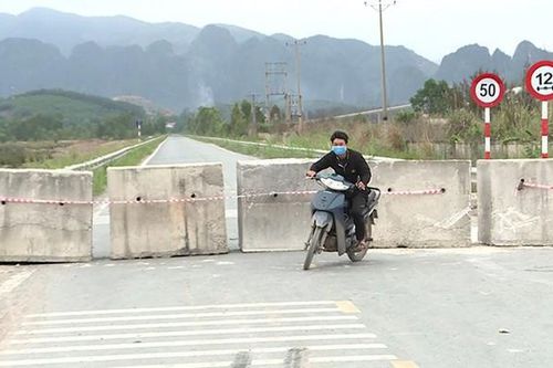 Không được đổ đất, chặn khối bê tông ngăn phương tiện đi lại