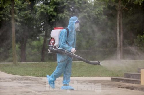 Cán bộ, chiến sĩ khử khuẩn khu cách ly tập trung sẵn sàng đón người về