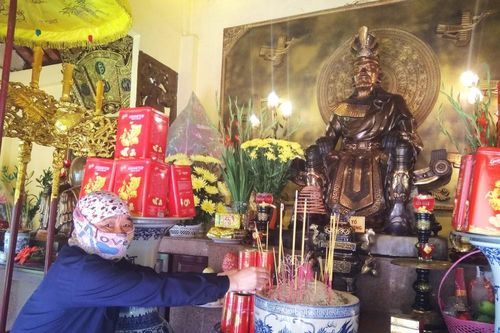 Người dân TPHCM đeo khẩu trang đến dâng hương tưởng nhớ vua Hùng
