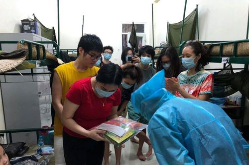 Thương lắm chú bộ đội dáng lom khom cúi gập để cảm ơn đồng bào!