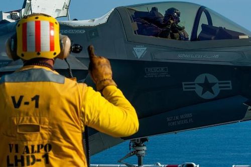 Chuyện chưa từng có: Thủy quân lục chiến Mỹ thiếu phi công lái F-35