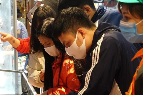 Người dân chủ quan, phớt lờ quy định cách 2 m