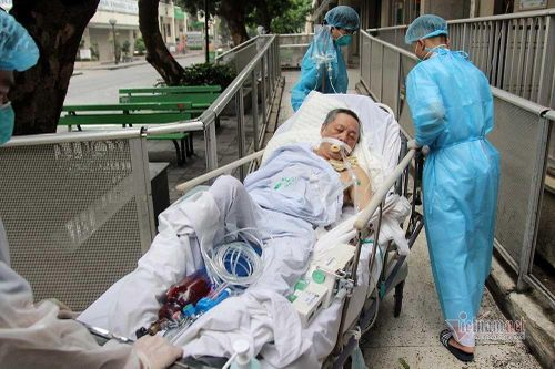 Ca bệnh đầu tiên vào Bạch Mai sau cách ly được cứu sống trong gang tấc