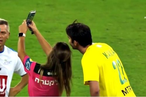 Nữ trọng tài bị sàm sỡ, vua sân cỏ rút thẻ vàng để selfie với Kaka