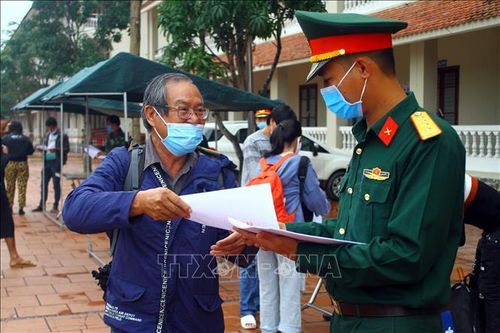 Trao giấy chứng nhận hoàn thành cách ly cho 236 công dân tại Nghệ An và Nam Định
