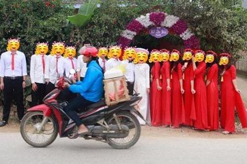 Mải mê tạo dáng, đến khi nhận được bộ ảnh cưới của thợ chụp thì cô dâu, chú rể mới giận 'tím mặt'