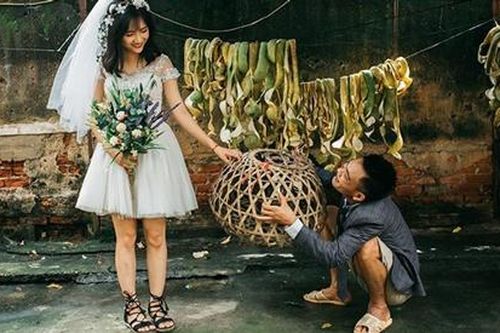 Cặp đôi đi dép tổ ong, mặc áo 'cái bang' tạo dáng chụp ảnh cưới rất 'bá đạo'