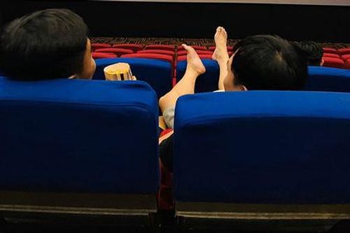 Thản nhiên gác cả 2 chân lên ghế trong rạp phim, người đàn ông nhận cái kết 'đắng ngắt'