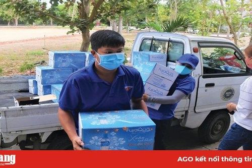 Màu xanh tình nguyện trong 'cuộc chiến' phòng, chống dịch bệnh Covid-19