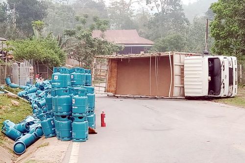 Xe tải tự lật, hàng trăm bình gas rơi xuống đường