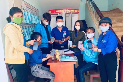 Đoàn viên tuyên truyền người dân vùng sâu phòng-chống dịch Covid-19