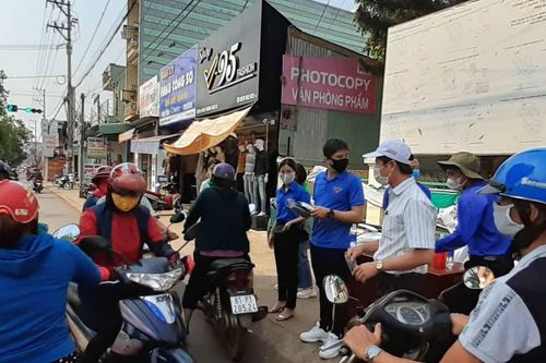 Tặng 5.700 khẩu trang cho người dân huyện Chư Sê