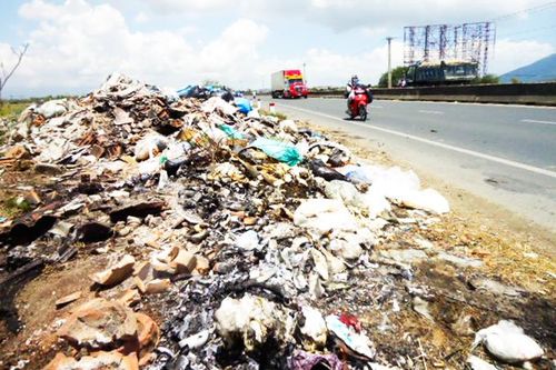 Rác chiếm hành lang quốc lộ