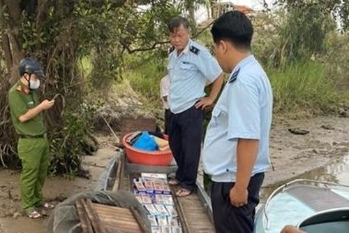 Bắt giữ xuồng gỗ chở 15.000 bao thuốc lá lậu