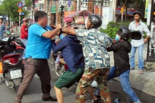 Đi tuyên truyền phòng dịch Covid-19, Tổ trưởng dân phố đánh nhau với dân