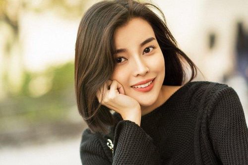 Giữa dịch Covid-19, Cao Thái Hà phát cơm miễn phí cho những người bán vé số