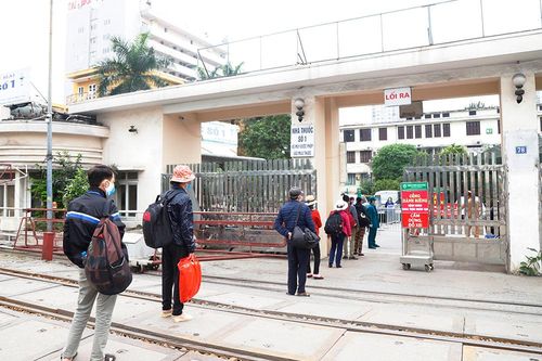 Nhịp sống bên trong Bệnh viện Bạch Mai những ngày bị phong tỏa