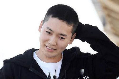 Jinwoo (WINNER) 'xuống tóc' nhập ngũ vẫn không 'sứt mẻ' vẻ đẹp trai
