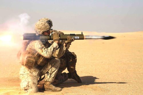 Lính Mỹ vác súng chống tăng chặn xe thiết giáp Nga tại Syria