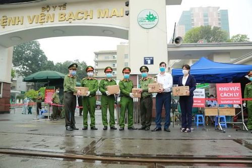 Thiếu tướng Đoàn Ngọc Hùng kiểm tra, động viên CBCS làm nhiệm vụ ở Bệnh viện Bạch Mai
