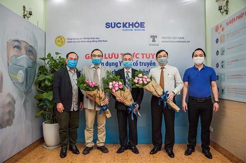 Uống trà thảo mộc để tăng cường hệ miễn dịch