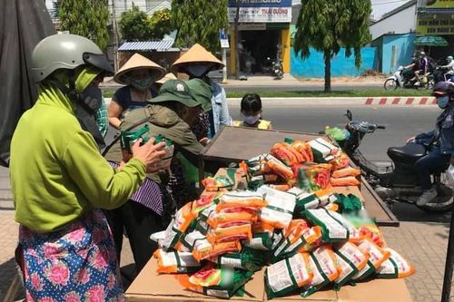 Mẹ nhắc con gái mua mì, trứng tặng người bán vé số giữa dịch Covid-19