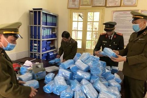Bắt quả tang cơ sở tái chế 100.000 khẩu trang y tế ở Long An