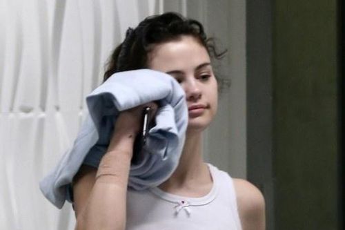 Selena Gomez để mặt mộc xuống phố
