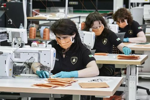 Bên trong nhà máy sản xuất khẩu trang của hãng siêu xe Lamborghini