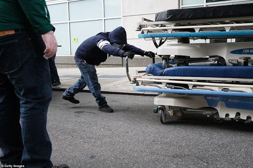 Y tá New York: Chúng tôi chiến đấu Covid-19 không mảnh giáp