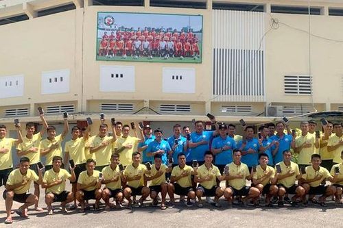 Bóng đá Việt Nam: Án binh, nhưng không... bất động với Covid-19