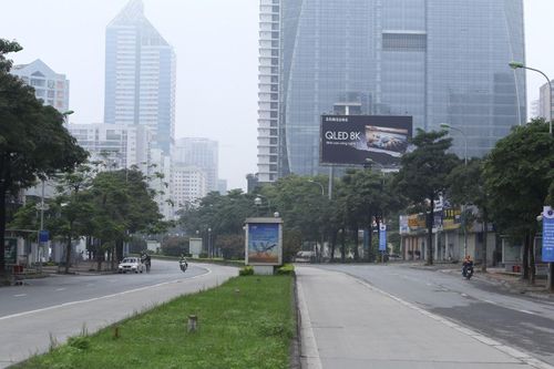 Chùm ảnh: Đường phố Hà Nội vắng vẻ khi thực hiện giãn cách xã hội
