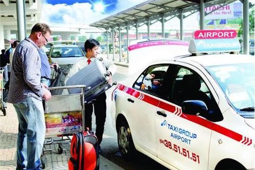 Taxi giải tỏa khách tại sân bay, nhà ga chỉ được hoạt động một chiều