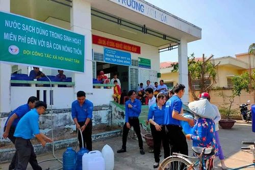 Đội Công tác Xã hội Nhất Tâm tiếp nước sạch cho người dân Bến Tre