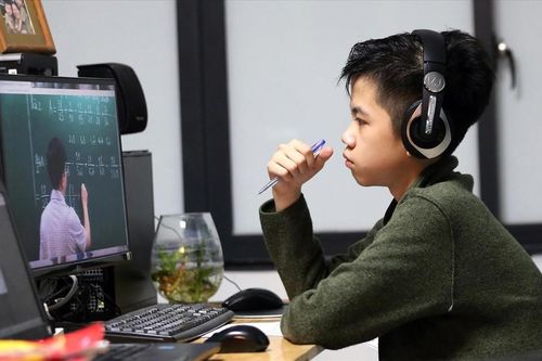 Dạy – học trực tuyến bậc tiểu học: Phụ huynh lớp 1 trở tay không kịp
