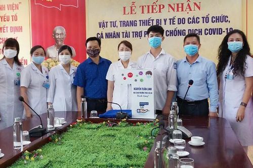 Học sinh chế máy rửa tay tự động tặng cơ sở y tế