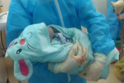 Bé trai chào đời trong phòng cách ly COVID-19 ở Nghệ An