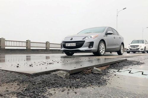 Rủi ro phương tiện lưu thông trên cầu Vĩnh Tuy những ngày mưa phùn