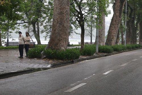 Ngày thứ 3 'cách ly toàn xã hội', hồ Hoàn Kiếm vắng bóng người tập thể dục