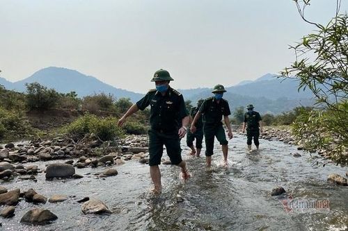 Ô tô chờ sẵn chở 6 người vượt biên chạy trốn cách ly