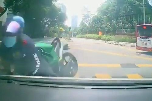 Vội giao hàng và khuất tầm nhìn, shipper tông trực diện ô tô ngược chiều
