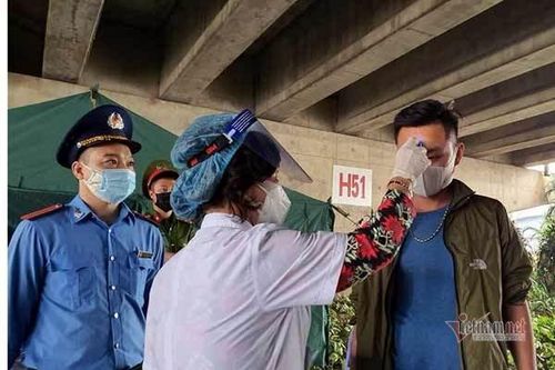 21 giờ không nghỉ của nữ cán bộ y tế phường nơi cửa ngõ Hà Nội