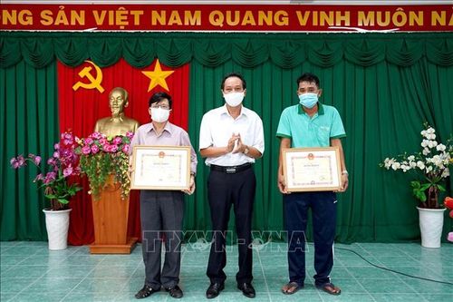Khen thưởng kịp thời đội ngũ nhân viên y tế làm công tác phòng, chống dịch COVID-19