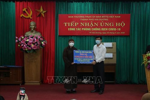 Người dân và các chức sắc tôn giáo hăng hái ủng hộ phòng, chống dịch COVID-19