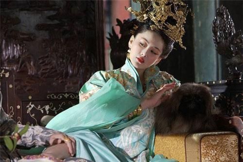 Hoàng hậu 'phóng túng', công khai quyến rũ bạn chồng