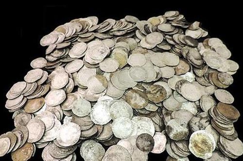Bất ngờ đào được kho báu 1.000 đồng xu cổ trên cánh đồng